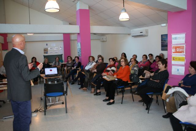 El alcalde ofrece a la asociación de mujeres Isabel González torreña la charla Invierno y gripe - 4, Foto 4