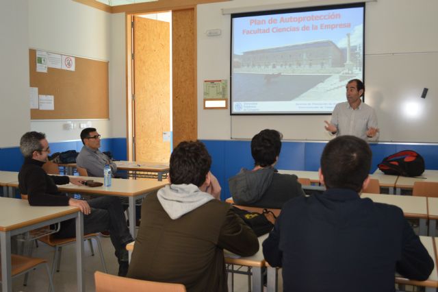 Charlas personalizadas de emergencias y evacuación a los alumnos de Ciencias de la Empresa - 1, Foto 1