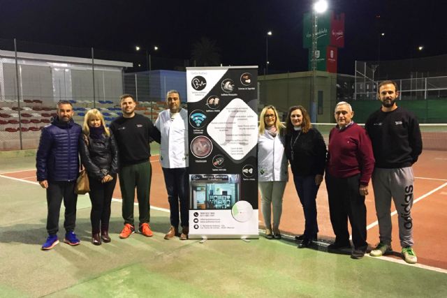 Un usuario torreño de Cáritas disfruta ya de unos audífonos gratuitos gracias a la escuela de tenis Las Torres Entre Raquetas - 1, Foto 1