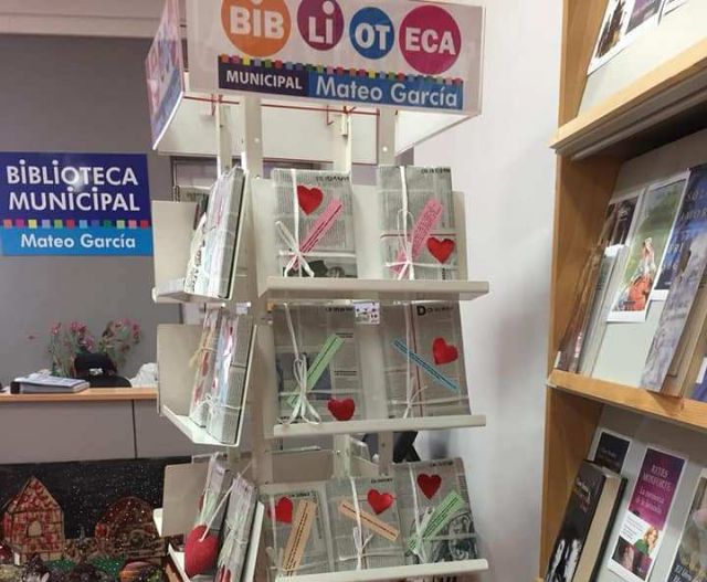 The Municipal Library "Mateo García" celebrates Valentine's Day by promoting "blind dates" between readers and books