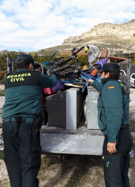 La Guardia Civil desmantela un grupo criminal al que se le atribuye una decena de robos en casas de campo de Mula - 2, Foto 2