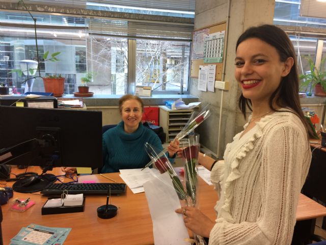 La facultad de Economía y Empresa de la UMU se llena de rosas solidarias por San Valentín - 3, Foto 3