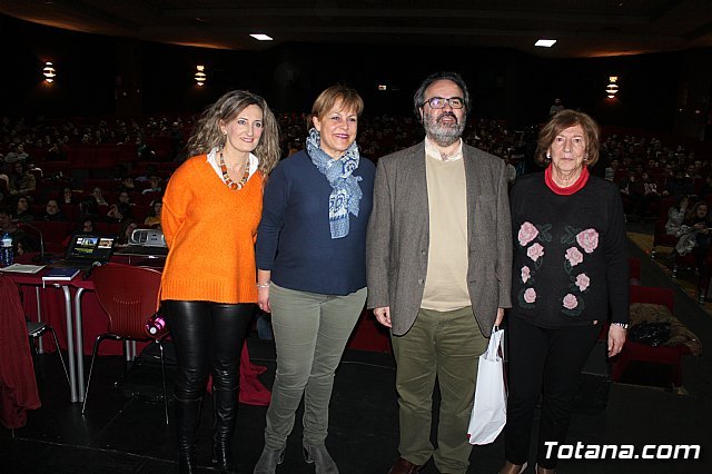 More than 600 students from five institutes of Totana and Alhama participate in the conference on genetic editing of Professor Lluís Montoliú