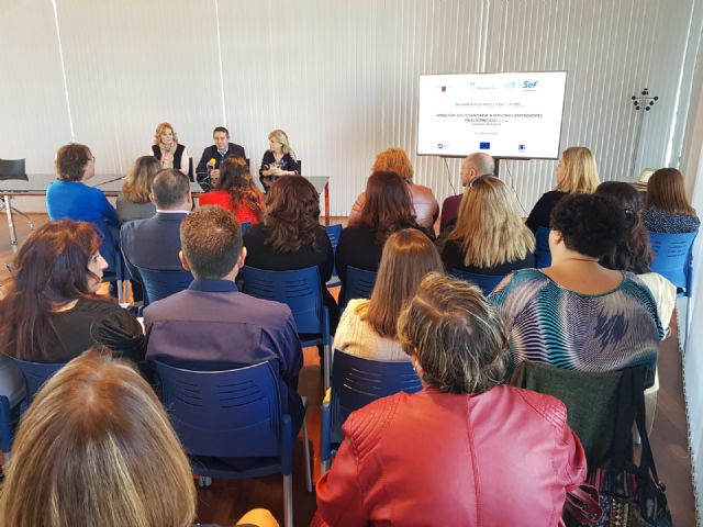 Quince alumnos reciben los diplomas del curso Atención sociosanitaria a personas en el domicilio - 4, Foto 4