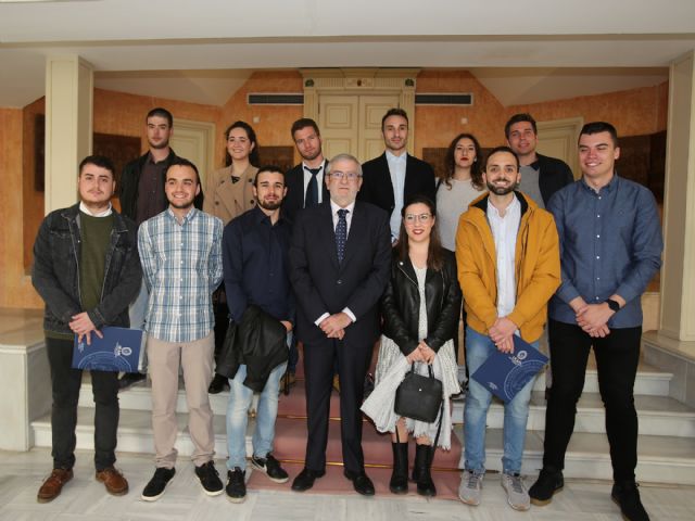 El Consejo de Estudiantes de la UCAM reclama en la Asamblea Regional que no se impida el desarrollo de esta universidad - 1, Foto 1
