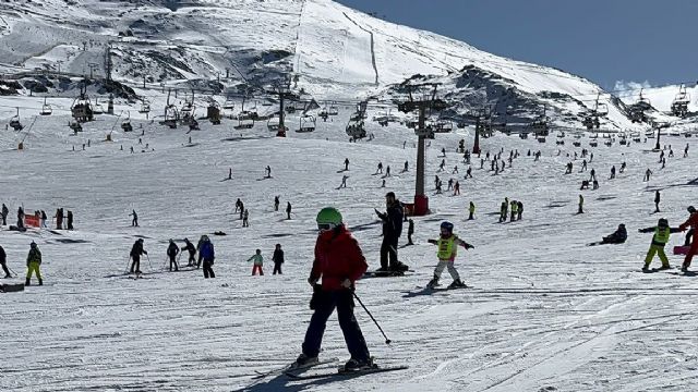 Un grupo de 55 jóvenes de San Pedro del Pinatar y San Javier disfrutan de la nieve en Sierra Nevada - 1, Foto 1