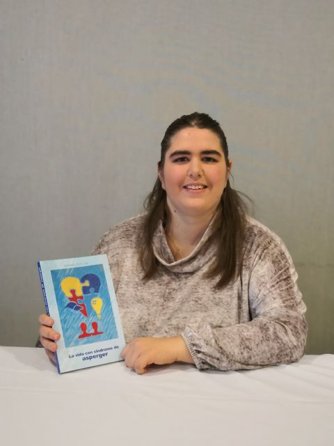Desirée Cutillas, usuaria de Astrade, presenta el libro La vida con síndrome de Asperger  - 1, Foto 1