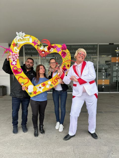 Cupido pasea por las calles de Torre Pacheco sorprendiendo a los vecinos - 2, Foto 2