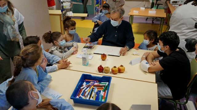El pintor Pedro Cano imparte un taller de pintura a los niños de las Aulas Hospitalarias de la Arrixaca con motivo del 50 aniversario del centro - 1, Foto 1
