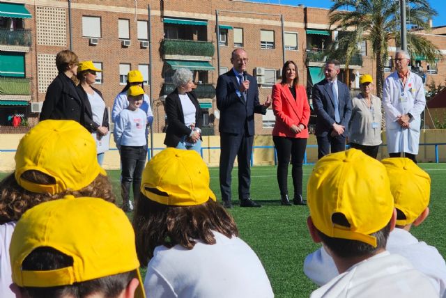 700 alumnos de Murcia forman un lazo azul para concienciar sobre el cáncer infantil - 1, Foto 1