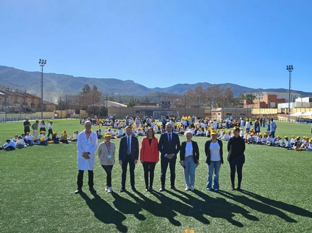 700 alumnos de Murcia forman un lazo azul para concienciar sobre el cáncer infantil - 2, Foto 2