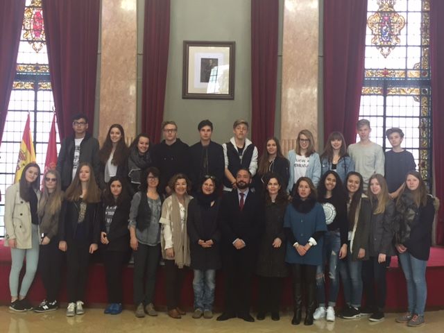 Rafael Gómez recibe a 20 alumnos alemanes en el Ayuntamiento de Murcia - 1, Foto 1