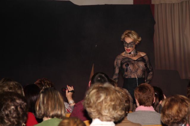 La artista Marlène Mourreau presenta su nuevo espectáculo París Latino en la Gala Benéfica de la Asociación de Enfermos de Alzheimer de  Puerto Lumbreras - 1, Foto 1