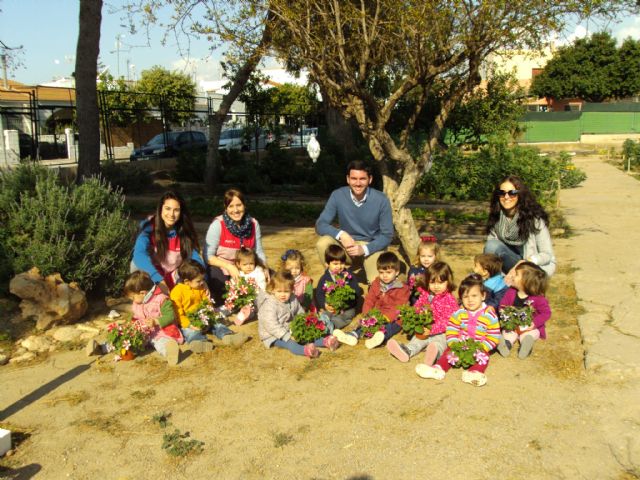 La visita de los alumnos de la Guardería municipal al huerto escolar inauguró los actos para celebrar los días del Árbol y del Agua - 2, Foto 2