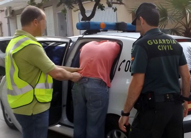 La Guardia Civil detiene a dos experimentados delincuentes cuando circulaban en un vehículo robado - 1, Foto 1