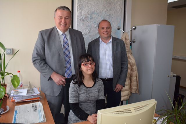 El consejero Francisco Bernabé da la bienvenida a la joven de Fundown que se incorpora a la Consejería de Fomento e Infraestructuras - 1, Foto 1