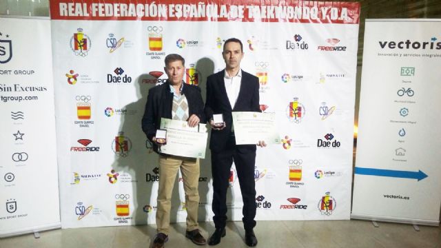 La Federacin Española de Taekwondo reconoce a dos entrenadores mazarroneros, Foto 1