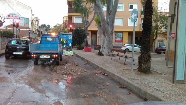 La Sala del 092 de Policía Local recibió ayer más de 220 llamadas relacionadas con el fuerte viento y las lluvias - 1, Foto 1