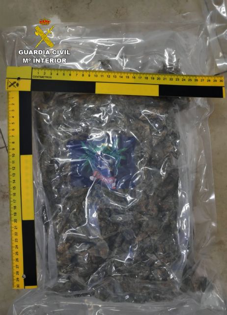 La Guardia Civil detiene in fraganti a los cuatro miembros de una organización mientras cargaban un camión con marihuana en Lorquí - 4, Foto 4