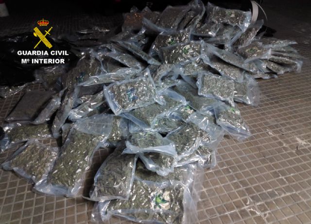 La Guardia Civil detiene in fraganti a los cuatro miembros de una organización mientras cargaban un camión con marihuana en Lorquí - 5, Foto 5