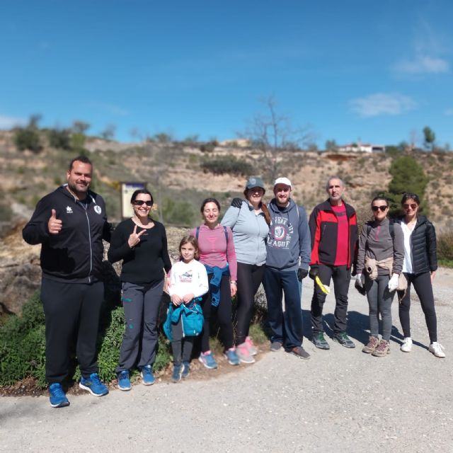 Un grupo de voluntarios retira basura de los alrededores del Salto del Usero - 1, Foto 1