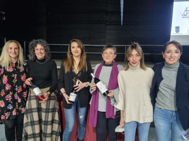 Cata de vinos con firma de mujer - 1, Foto 1