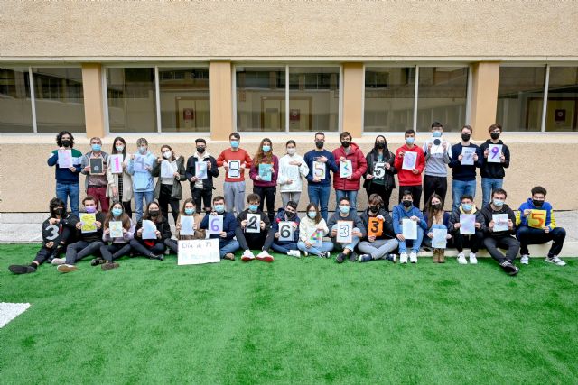 Los alumnos de Física de la UMU celebran el Día de Pi con un numeroso posado - 1, Foto 1