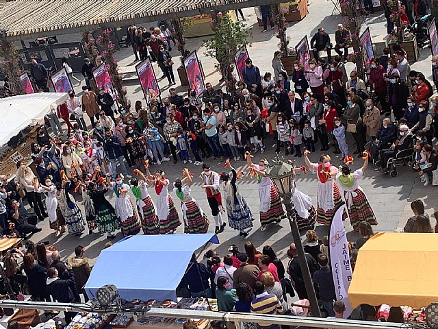 Éxito del mercadillo artesanal de Floración - 1, Foto 1