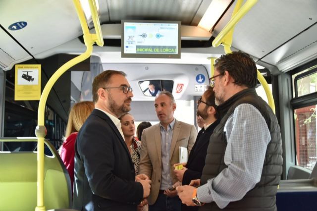El Ayuntamiento de Lorca moderniza el servicio de autobús urbano instalando nueve paneles digitales que informarán del tiempo de llegada de los vehículos - 1, Foto 1