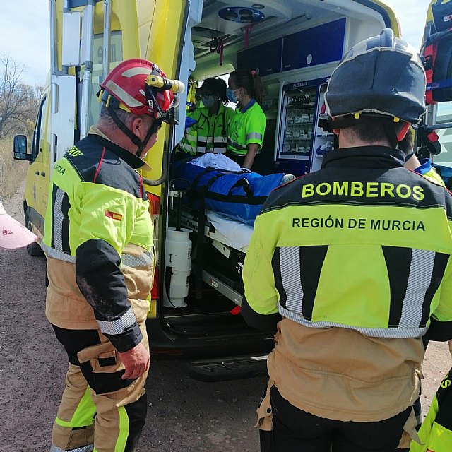 Rescatan a un trabajador al caer su vehículo a un canal, en Totana, Foto 1