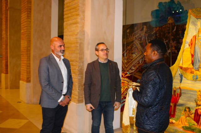 El Padre Kenneth participará en la procesión azul encarnando la figura de Moisés sobre una espectacular biga egipcia el próximo Domingo de Ramos - 1, Foto 1