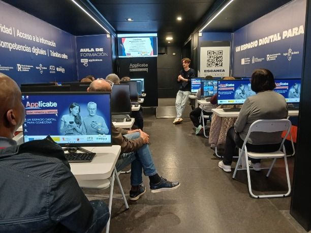 Lorca vuelve a recibir el aula móvil de ‘Applícate: Sube, conecta y aprende’ con formación digital gratuita - 2, Foto 2