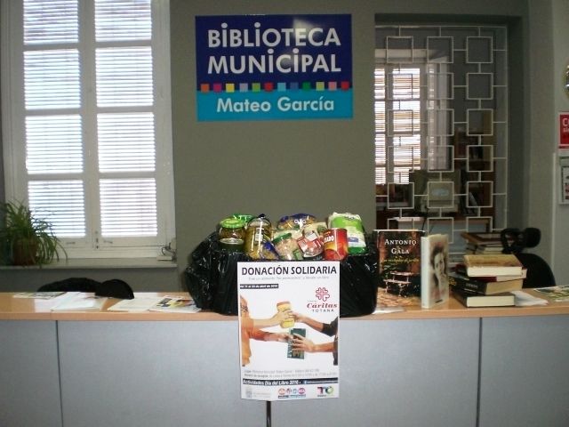 Continued solidarity campaign donation of food at the Municipal Library "Mateo Garcia" in exchange for books, Foto 1