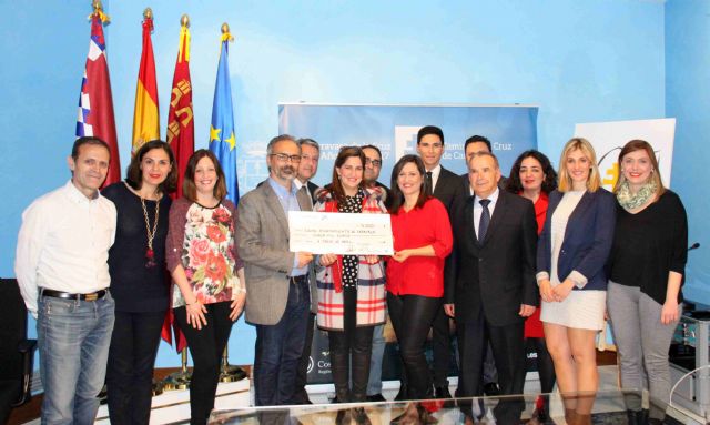 El Ayuntamiento recibe 5.000 euros de La Caixa para un programa de apoyo a menores en riesgo de exclusión social - 1, Foto 1