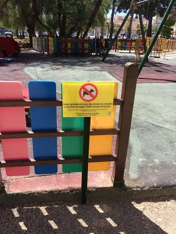 Colocan cartelería informativa para impedir el acceso de perros a las áreas de juegos infantiles de los principales parques, Foto 1