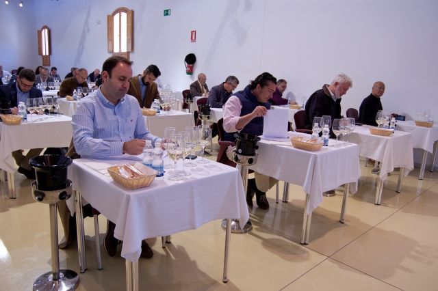 El pintor Pedro Cano ilustra la etiqueta de la botella edición especial 50º aniversario de la Denominación de Origen Protegida Jumilla - 3, Foto 3