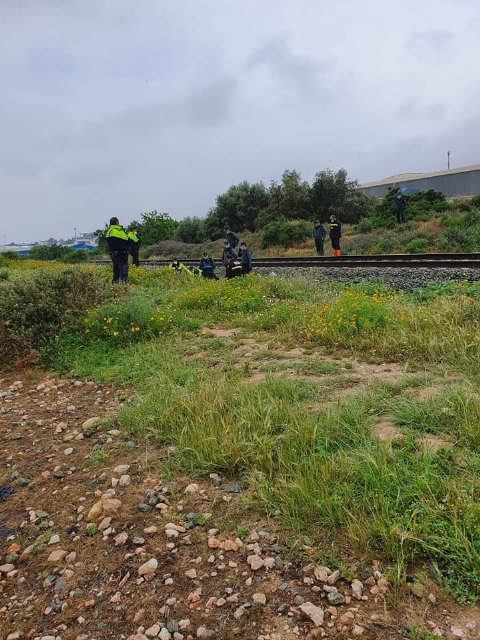 ATENCIÓN URGENTE: Encuentran junto a las vías del tren a su paso por el barrio Olímpico-Las Peras al hombre desaparecido desde anoche en Totana, en aparente buen estado de salud, Foto 4