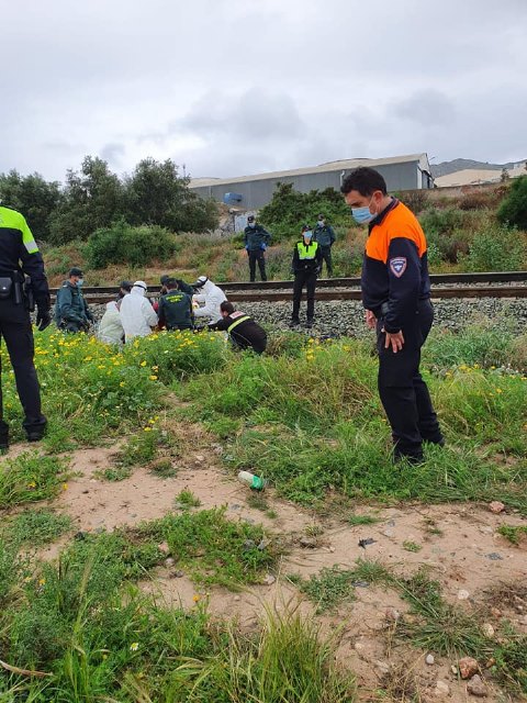 ATENCIÓN URGENTE: Encuentran junto a las vías del tren a su paso por el barrio Olímpico-Las Peras al hombre desaparecido desde anoche en Totana, en aparente buen estado de salud, Foto 2