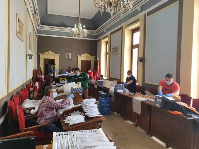 El Ayuntamiento de Cieza comienza el reparto de mascarillas solidarias - 1, Foto 1