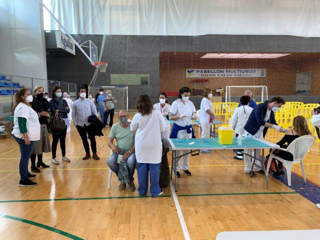 La ciudadanía aguileña responde sobresalientemente a la vacunación masiva en el Pabellón Diego Calvo Valera - 2, Foto 2