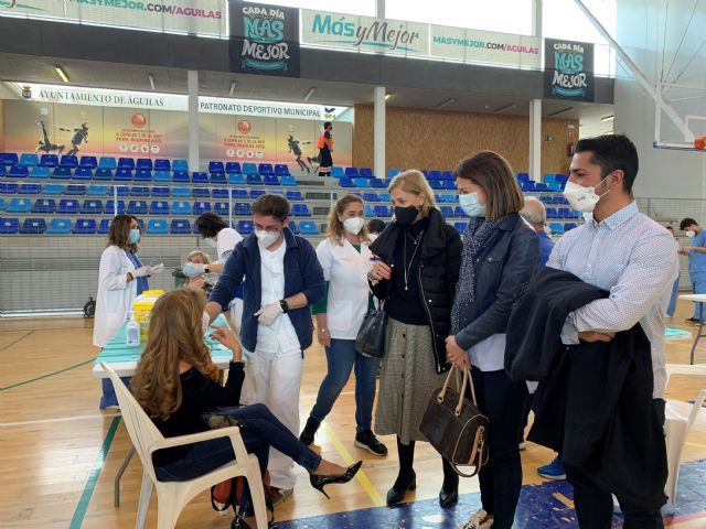 La ciudadanía aguileña responde sobresalientemente a la vacunación masiva en el Pabellón Diego Calvo Valera - 3, Foto 3