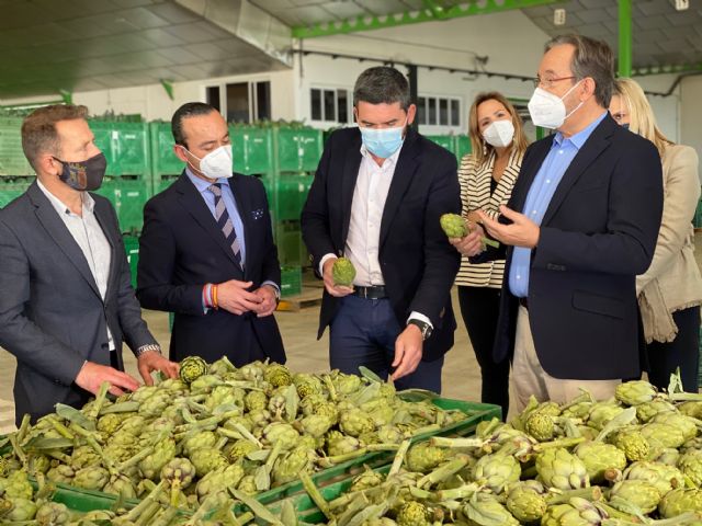 El consejero Antonio Luengo y el alcalde de Torre Pacheco Antonio León asisten a la subasta de pimiento celebrada en Agrodolores Dolores de Pacheco - 4, Foto 4