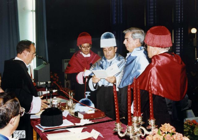 La UMU se une a las condolencias por el fallecimiento del escritor Mario Vargas Llosa - 2, Foto 2