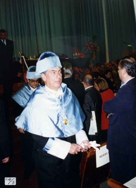 La UMU se une a las condolencias por el fallecimiento del escritor Mario Vargas Llosa - 3, Foto 3