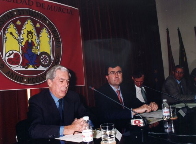 La UMU se une a las condolencias por el fallecimiento del escritor Mario Vargas Llosa - 4, Foto 4