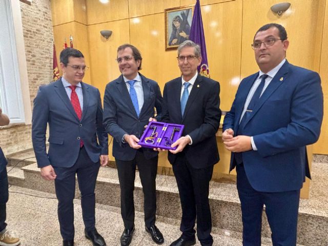 La Agrupación Marraja Nuestro Padre Jesús Nazareno recibe de manos de la Autoridad Portuaria la llave de la Pescadería - 1, Foto 1