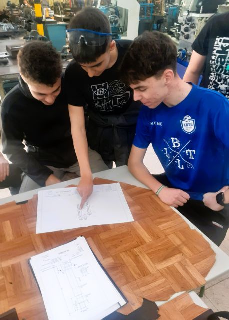 Educación promueve un proyecto que permite a casi un centenar de alumnos fabricar una prensa hidráulica - 1, Foto 1