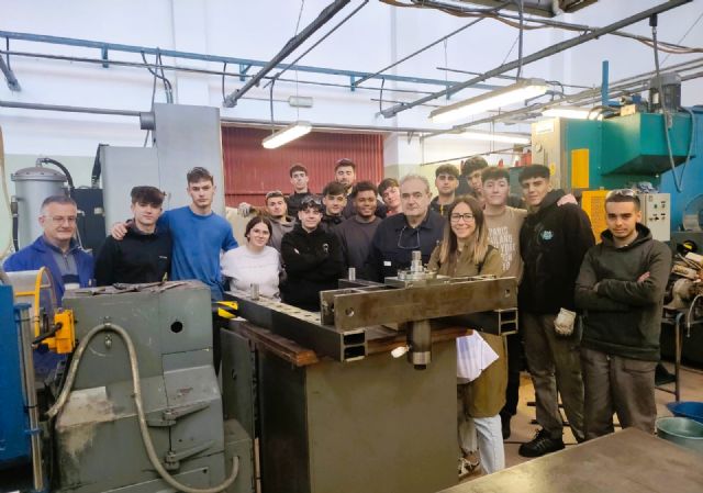 Educación promueve un proyecto que permite a casi un centenar de alumnos fabricar una prensa hidráulica - 2, Foto 2