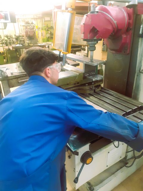 Educación promueve un proyecto que permite a casi un centenar de alumnos fabricar una prensa hidráulica - 3, Foto 3