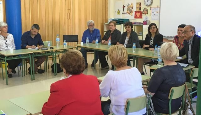 Educación impulsa en Santomera un nuevo proyecto pionero intergeneracional basado en el apoyo de personas mayores en las aulas - 1, Foto 1